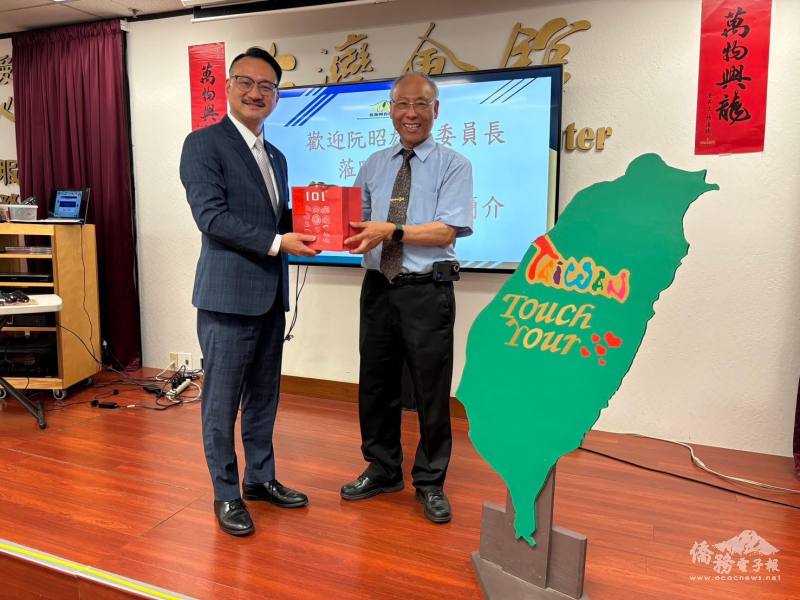 阮昭雄帶來臺灣茶致送臺灣會館並與理事長廖俊惠合影