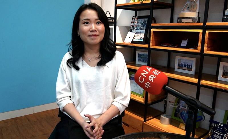 不同於其他印尼華裔，今年29歲的王秀讓（Cecillia Ong）是少數能熟練使用中文的印尼華裔，她因在鄰近新加坡的巴淡（Batam）長大，與家人使用中文溝通並赴新加坡求學，如今才能說著一口流利中文。