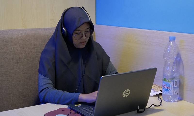 Cakap營運長王秀讓指出，有約53.3%的印尼人對學中文感興趣，且不限於華裔。她認為，印尼與中國近年關係緊密，許多企業對中文人才的需求增加。圖為Cakap員工。