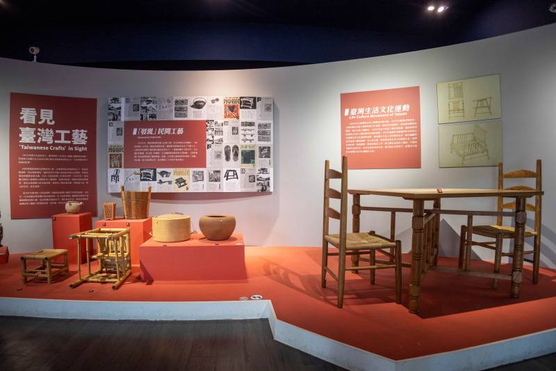 「顏水龍_×_臺灣工藝」主要揭示顏水龍對臺灣工藝的影響，以顏水龍的工藝活動對應至百年尺度下的臺灣工藝史(臺灣工藝百年進行式展)。
