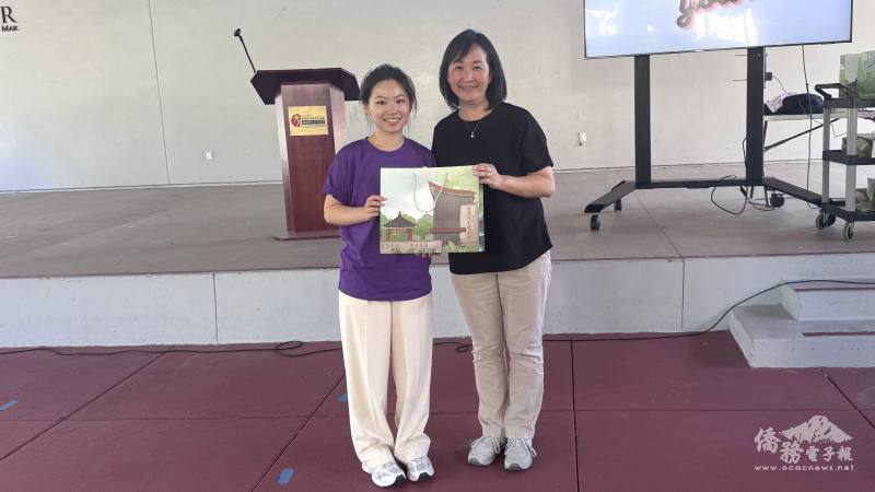 爾灣中文學校校長蘇依雯（右）致贈介紹該校故事的中英雙語繪本給搭僑計畫學員