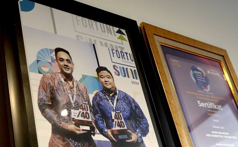 因有感於印尼華裔年輕一代對中文不熟悉，加上近年就業市場對中文人才需求增加，湯米（照片右）、尤翰（照片左）等印尼華裔在2014年創立新創公司、語言學習平台Cakap，提供中英文等語言課程。