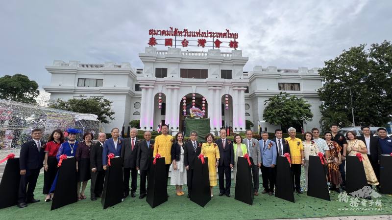 駐泰國代表處大使張俊福參與泰國臺灣會舘2024臺泰鄉親嘉年華點燈剪綵儀式