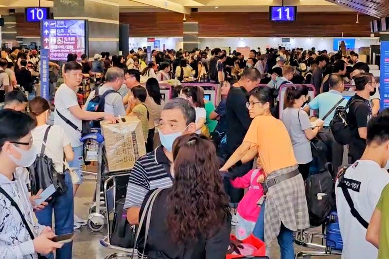 根據桃園國際機場公司官網的航班運量整點人數預報表顯示，25日出境旅客高峰期集中在下午1時至3時，每小時出境人數逾4000人，機場內各航空公司櫃台擠滿辦理出國手續的旅客
