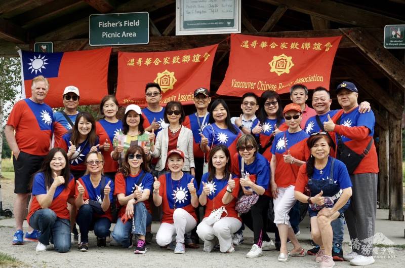 合家歡聯誼會全體理事著國旗裝與陳組長合照