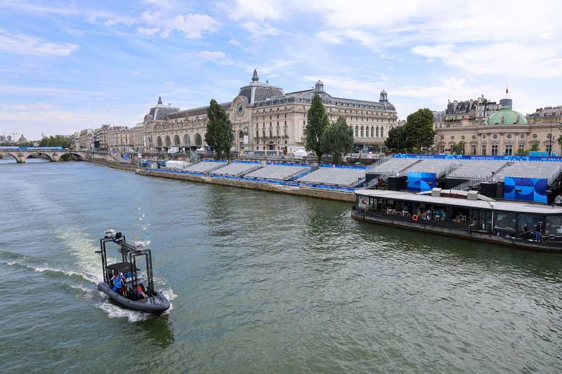 巴黎奧運將於法國當地時間26日在塞納河舉行開幕式，沿線可遊覽奧賽博物館（後中）等著名建築。 (圖：中央社)