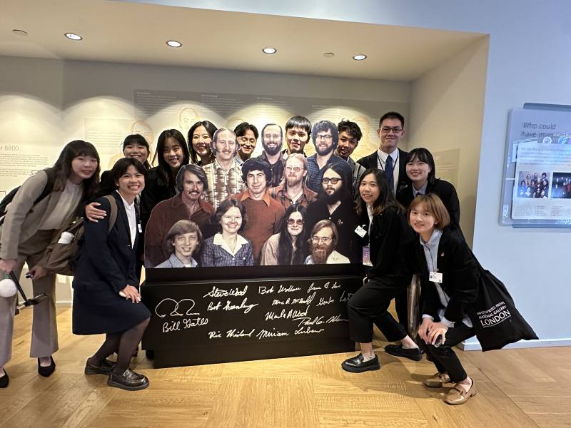 學員們與微軟創辦團隊看板合影
