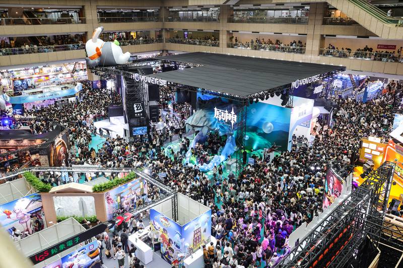 受到颱風凱米影響，2024第23屆漫畫博覽會取消25日活動，26日上午在台北世貿1館熱鬧登場，即使雨勢陣陣，仍吸引大批動漫迷入場參觀，現場人潮滿滿