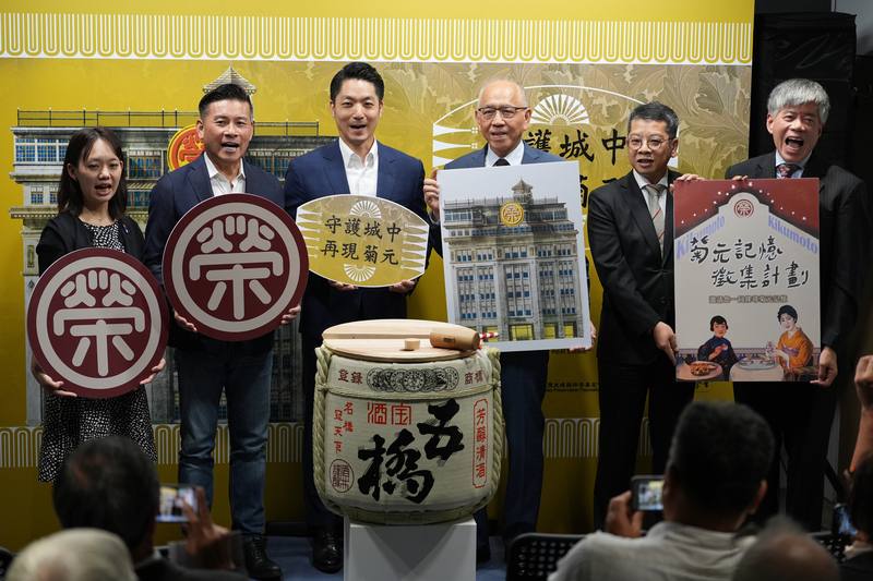 台北市長蔣萬安（左3）26日在台北出席「守護城中 再現菊元」行動計畫發布會，與台北市議會議長戴錫欽（左2）、國泰建設董事長張清櫆（右3）等來賓一同宣示再現菊元百貨榮景