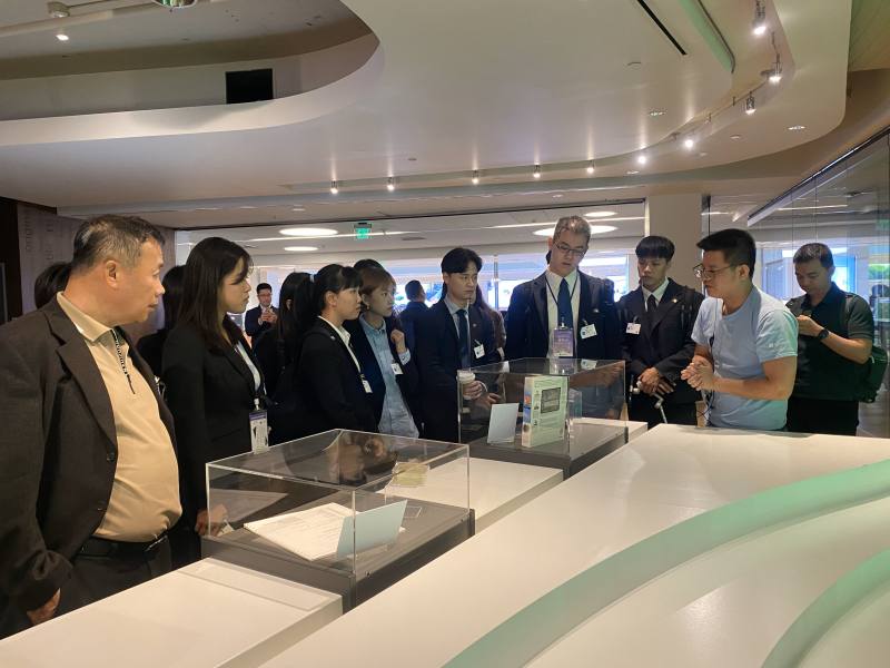 微軟工程師向學員們講解微軟的演變史