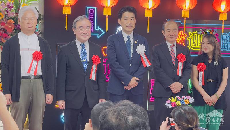 左起，日本臺灣商會聯合總會會長東郷清龍、農業部政務次長胡忠一、博多大丸社長村本光児、駐福岡辦事處處長陳銘俊、一般社團法人名譽會長賴玉汝