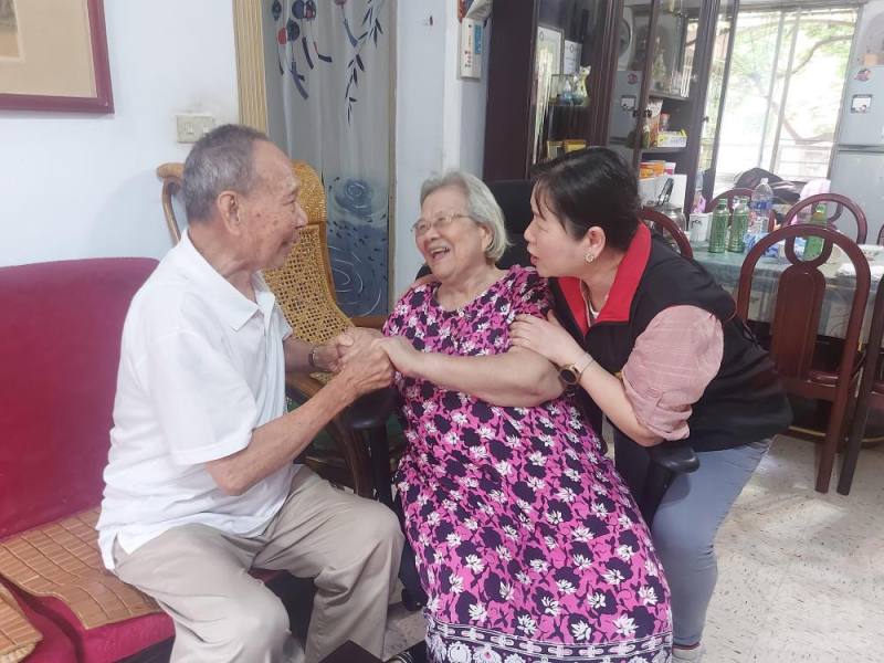 臺北榮服處陳總幹事關心榮民眷生活近況。（臺北榮服處提供）