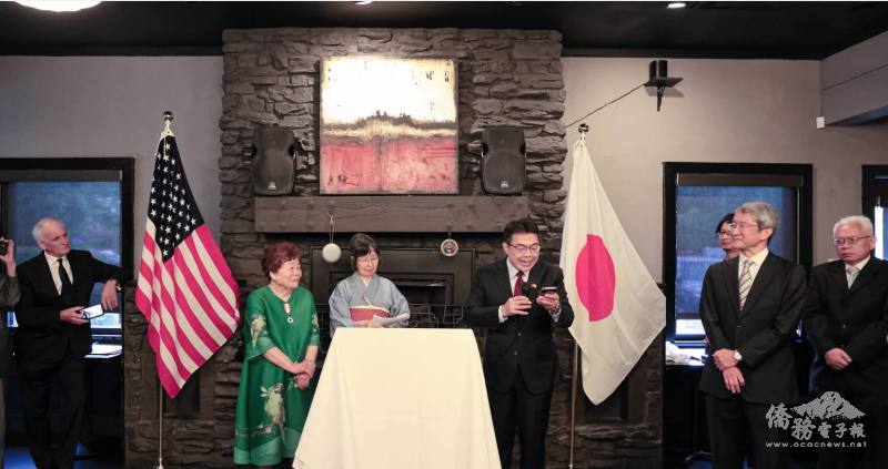 駐邁阿密辦事處處長周啟宇 (右三) 致辭表彰何邱美郁的成就(夏良宇提供)