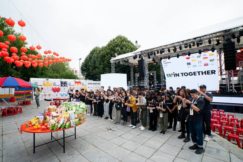 7月26日下午，巴黎奧運開幕前，在巴黎拉維特園區文化奧運台灣館，由文化部政務次長王時思（圖正中央舉牌Taiwan者）率領台灣籌辦團隊與法國在地技術團隊，為奧運與文化表演進行祈福祭拜儀式