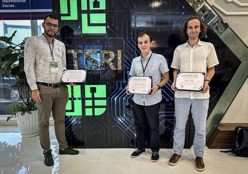 國科會台灣半導體研究中心（TSRI）暑期IC設計課程於26日結業，捷克學生納吉（Josef Nagy）（右）、波蘭學生帕威列克（Patryk Pawelec）（左），與羅馬尼亞學生基拉里（Alexandru Kiraly）（中）合影。