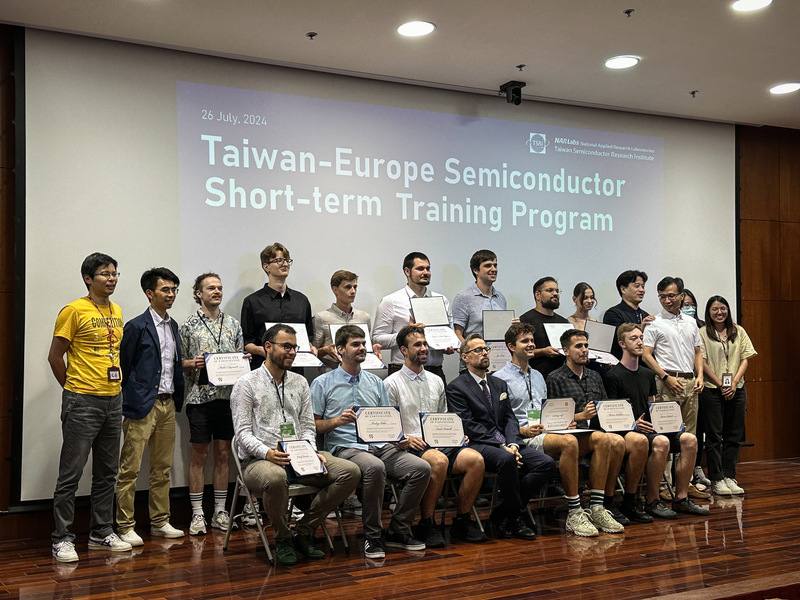 國科會台灣半導體研究中心（TSRI）舉辦暑期IC設計課程，篩選歐洲10國學生來台，展開為期1個月的培訓。圖為26日結業典禮，學員獲頒結業證書。