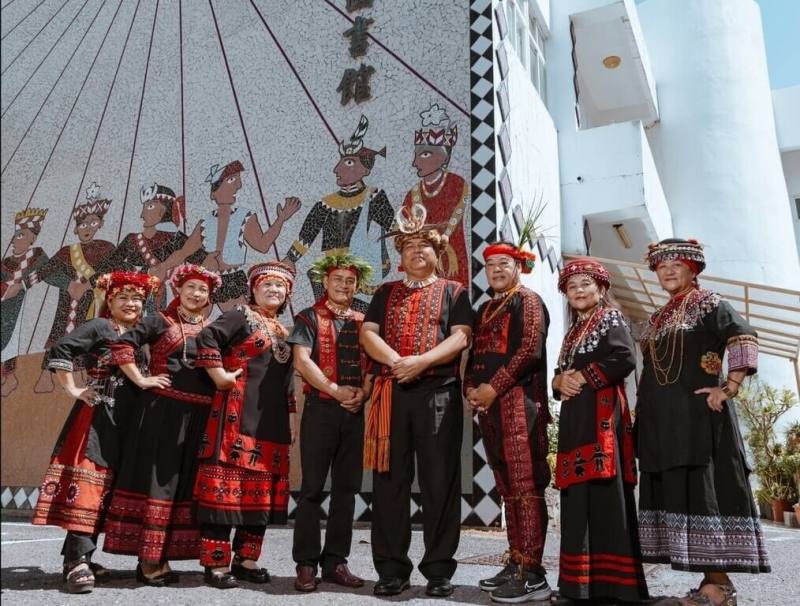 首頁 / 地方
屏東音樂會紀念原住民族日 8/1古謠團體美聲傳遞
2024/7/29 15:04（7/29 15:26 更新）
為紀念原住民族日，屏東縣政府8月1日下午6時將在泰武國小陶壺廣場舉辦「唱自己的歌」音樂會，有多組原住民族傳統古謠團體演出，參演人數逾百人，演繹傳統歌謠超過20首。（屏東縣政府提供）