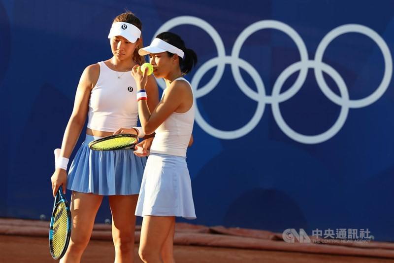 Tennis players Hsieh Su-wei (right) and Tsao Chia-yi (left) at their victorious round of 32 on Sunday. CNA photo July 28, 2024