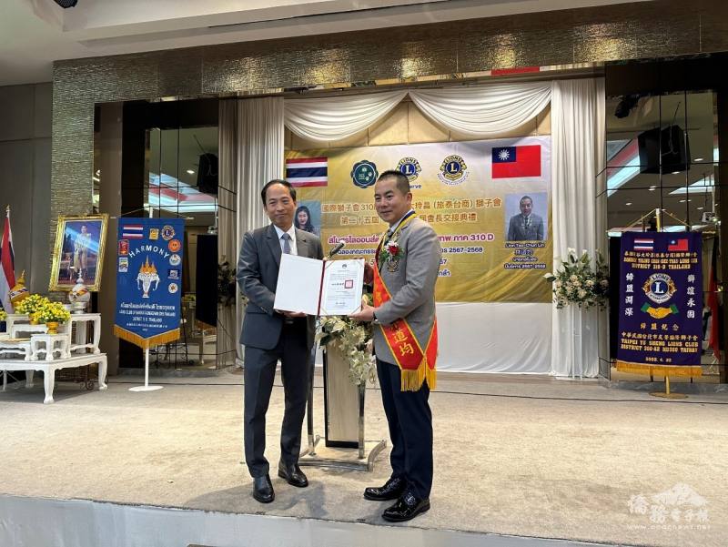 由許世榕代表宣讀並頒贈委員長徐佳青賀狀予林道均