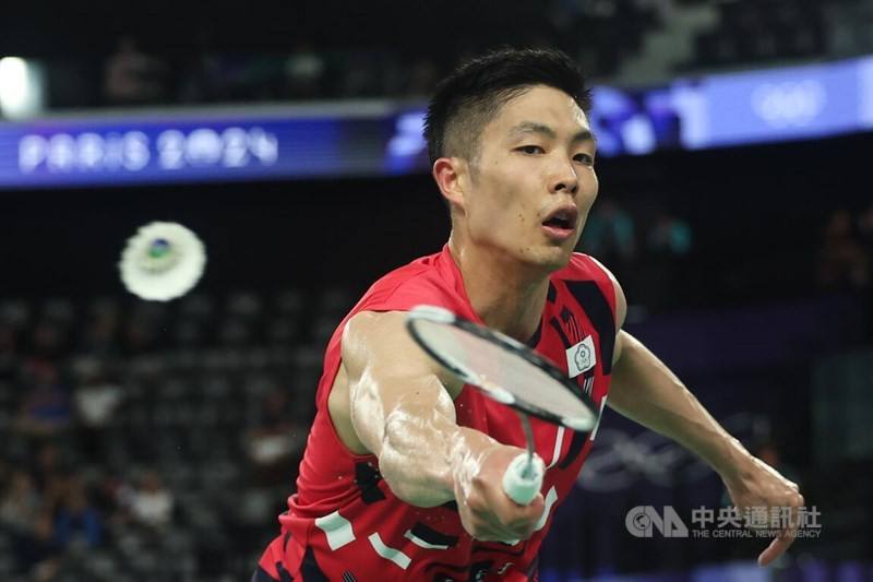 Taiwan's top badminton player Chou Tien-chen gives it his all in his Sunday match against Luis Ramon Garrido of Mexico. CNA photo July 28, 2024
