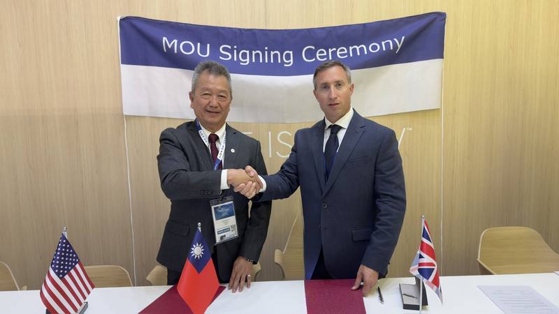 漢翔董事長胡開宏（左）在英國法茵堡航展期間，與國外大廠簽下無人機反制系統、M60戰車性能提升、F-16型機600加侖油箱維修與聯合頭盔提示系統業務等多項合作備忘錄。（漢翔提供） (圖：中央社)