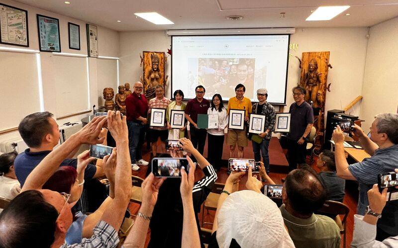 記者們突然換位成了主角，接受國會議員和省議員的賀狀，並成為展覽茶會上眾人拍攝的焦點