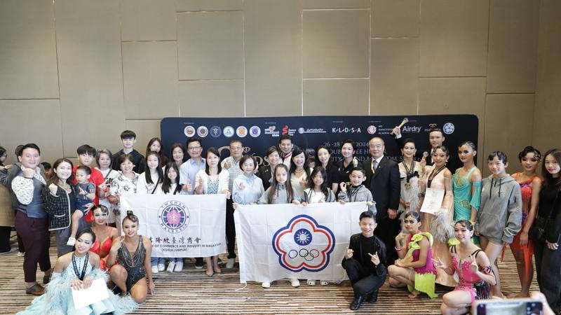 第3屆馬來西亞WDSF體育舞蹈錦標賽，台灣選手表現優異，圖為參賽的台灣選手與加油團合影。