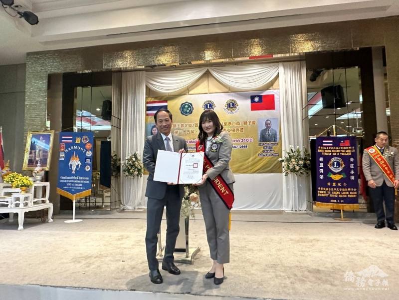 由組長許世榕代表委員長徐佳青宣讀及代頒感謝狀予吳婉純