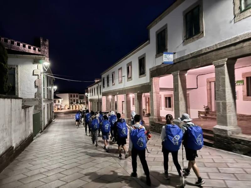 新竹市光武國中表示，日前帶領學生至西班牙展開國際文史走讀課程，學生背著印有台灣圖案背包，5天徒步完成120公里路程挑戰。（光武國中提供）