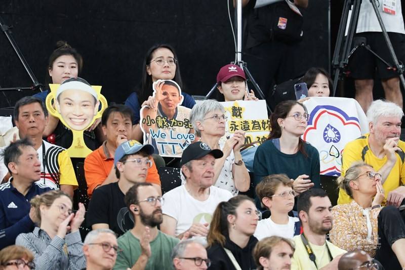 Fans of Taiwan's badminton ace Tai Tzu-ying on Sunday attend her match with cutouts to cheer her on. CNA photo July 28, 2024