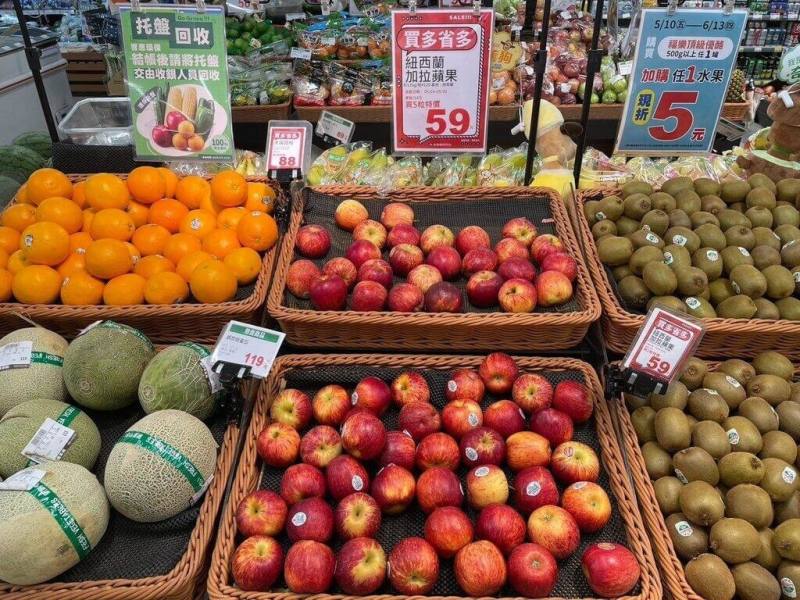 為鼓勵民眾自備購物袋、業者減少蔬果包裝，台北市環保局攜手全聯福利中心29日起將輪流在各區全聯門市推出「蔬果裸賣 減塑自備買」活動，準備禮品送給自備購物袋購買裸賣蔬果的消費者。（台北市環保局提供）