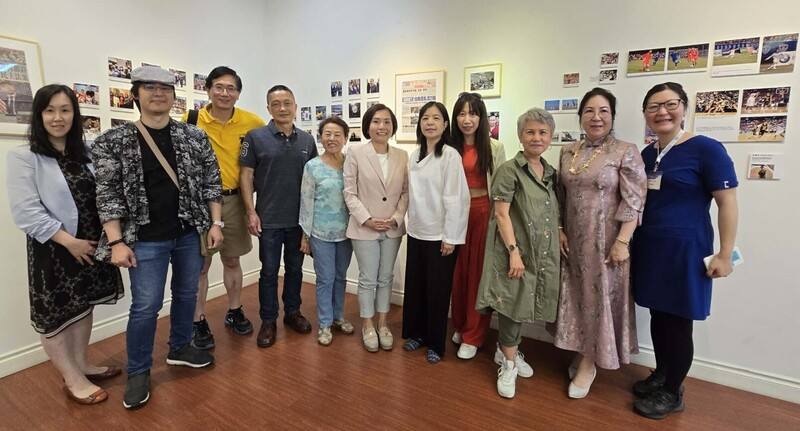 僑界領袖和溫哥華新聞記者們共聚一堂，觀賞照片、回味歷史