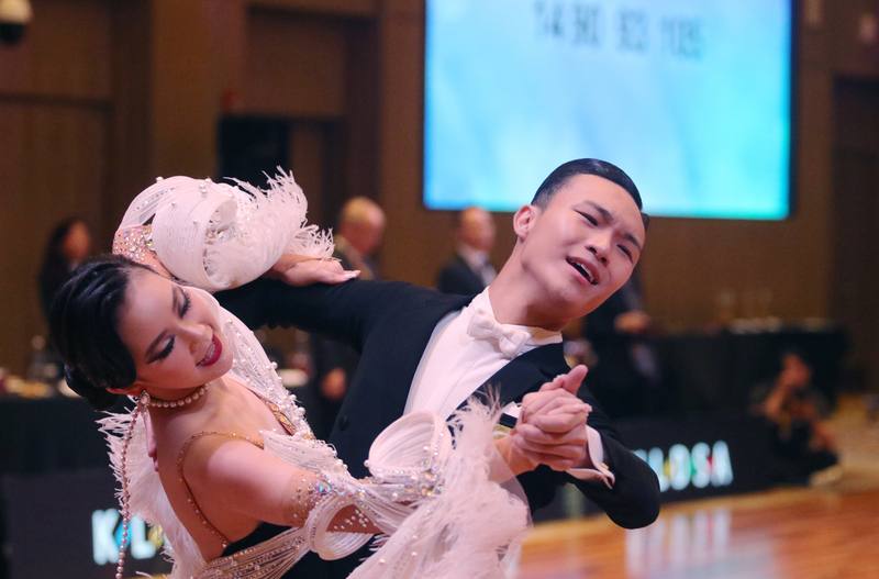 第3屆馬來西亞WDSF體育舞蹈錦標賽，台灣選手表現優異，圖為拿下第一個WDSF青年標準舞金牌的雙人組選手陳世璿（右）與王儀珊（左）。