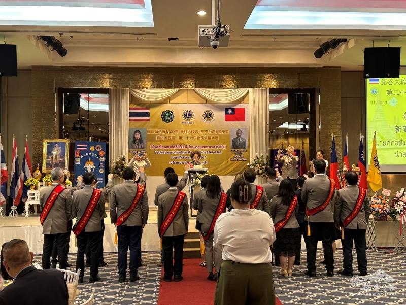 創會會長何素珍率領新獅友宣讀入會宣言