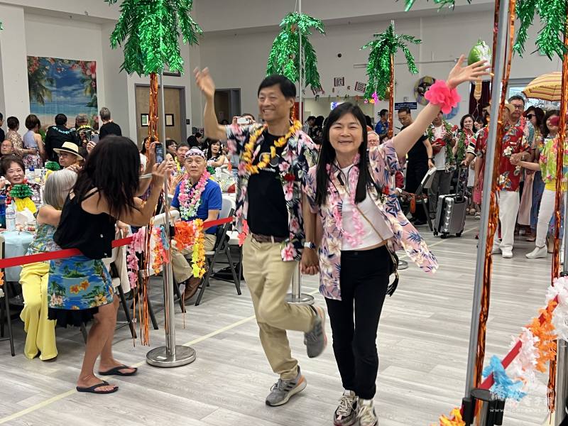 北加州校聯會會長蔡弘凱伉儷歡迎校友參加仲夏舞會