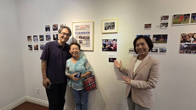 前世界日報溫哥華總編輯何元（左）非常懷念曾經爭跑新聞、搶截稿時間的緊張生活；駐溫哥華辦事處處長劉立欣（右）和僑務委員張理瑲（中）讚揚記者為公義真理而戰