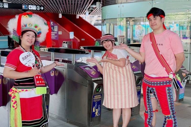 位於A17領航站旁的「國際原住民族文化創意產業園區」將於8月1日原住民族日啟用，桃園捷運8月1日至8月7日推出「穿原住民族服飾，免費搭桃園捷運」活動，穿著原住民族傳統服飾的民眾，可不限次數免費搭乘桃園捷運；服裝認定標準為上半身或下半身著傳統服飾均可。（桃園大眾捷運公司提供）
