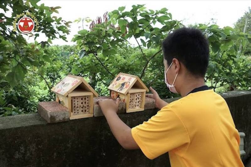 苗栗縣政府環保局表示，後龍鎮大山國小積極投入環境教育，師生為研究蜜蜂消失議題，探索蜜蜂對農業的貢獻，制訂友善野蜂棲地營造計畫，在校園建構豐富蜜源植物、打造獨居蜂旅館。（苗栗縣政府提供）
