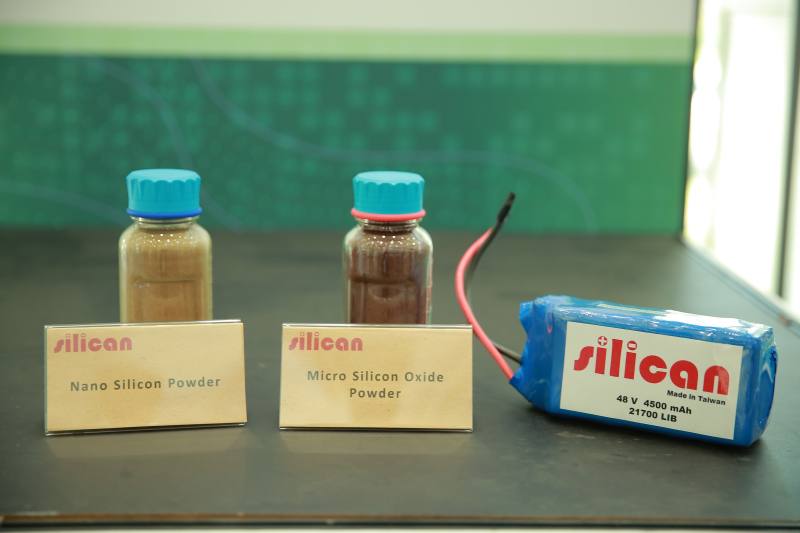 經濟部補助矽力能源「矽材再循環利用技術」，由成功大學衍生的新創公司矽力能源所發展之矽材再循環利用技術，回收來自國內太陽能與半導體之長晶與晶圓製作生產過程所產生的廢矽晶，由開發之純化技術，將矽廢料回收處理，並透過獨家的內循環製程收集技術，大幅提升奈米矽粉收集率，降低生產成本，可導入鋰電池產業作為負極材料。
跳到主要內容
中華民國經濟部
:::網站導覽 | 回首頁 | English | 民意信箱 | 常見問答 | 訂閱電子報 | 經新聞 | RSS | 字級 小中大
認識經濟部
新聞與公告
政策