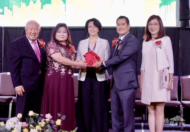 卸任會長王嘉玲（左二）交接予新任會長蔣佑邦（右二）