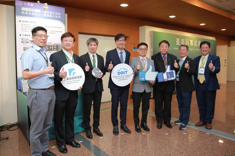 經濟部補助工研院開發「超低雜訊振動感測晶片」，已導入自動化大廠「東佑達」，提升其定位平台產品之精度及穩定度，可運用於產線上精密檢測，取代人力品檢，將檢測時間縮短70%。圖左二起為工研院感測系統中心執行長朱俊勳、東佑達自動化科技副總經理鄧貴敦、經濟部產業技術司司長邱求慧、經濟部產業園區臺南分局長曹家文、臺南產業園區廠商協進會理事長葉寶鴻、一德金屬總經理沈木林、工研院產服中心執行長陳立偉。