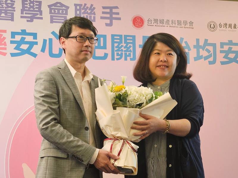 45歲孫姓女子（右）結婚後努力嘗試自然受孕無果，經歷流產及2次試管終於圓夢懷上龍鳳胎，約20週卻突然破水，幸好把握黃金48小時安胎，母子均安。