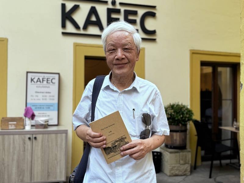 詩人向陽受邀參與中東歐著名文學活動「作家閱讀月」，11日為讀者朗讀「山路」在內的多首詩作，展現台灣詩的多元樣貌。