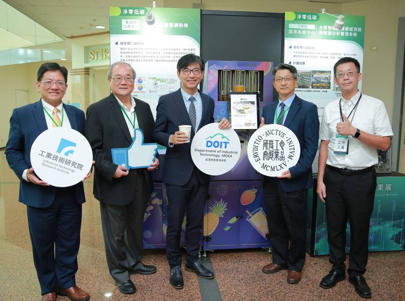 經濟部補助食品所研發「現調飲品智慧調製機」，提供消費者客製選擇飲品調製，即時顯示該飲品熱量等資訊。同時設備整合物聯網技術，雲端接收設備現況、原料含量及飲品調製等相關資訊，作為設備維護、及時補料及飲品銷售現況等參考。圖左起為工研院產服中心執行長陳立偉、食品所副所長楊柄輝、經濟部產業技術司司長邱求慧、食品所所長廖啓成。