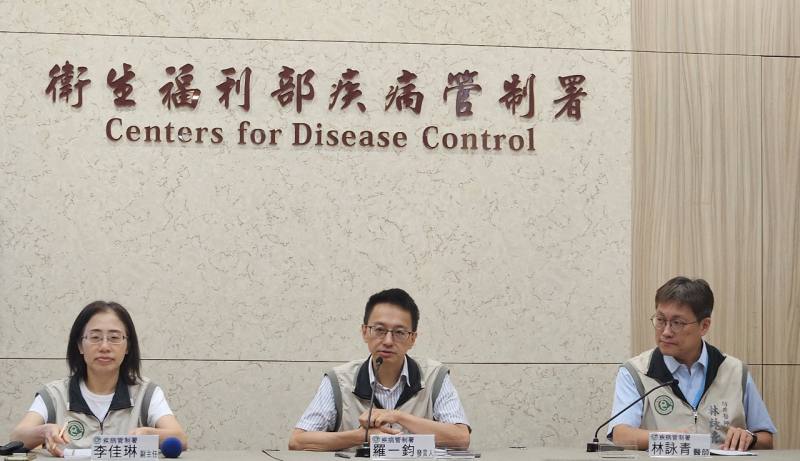 羅一鈞(中)表示，國內百日咳病例創5年同期新高，疫情有社區擴散可能