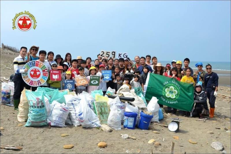 苗栗縣政府環保局表示，後龍鎮大山國小以多元課程實踐環境永續，並帶動社區家庭一起參與，取得「台美生態學校計畫」永久綠旗。圖為學校師生與社區親子一起淨灘。（苗栗縣政府提供）