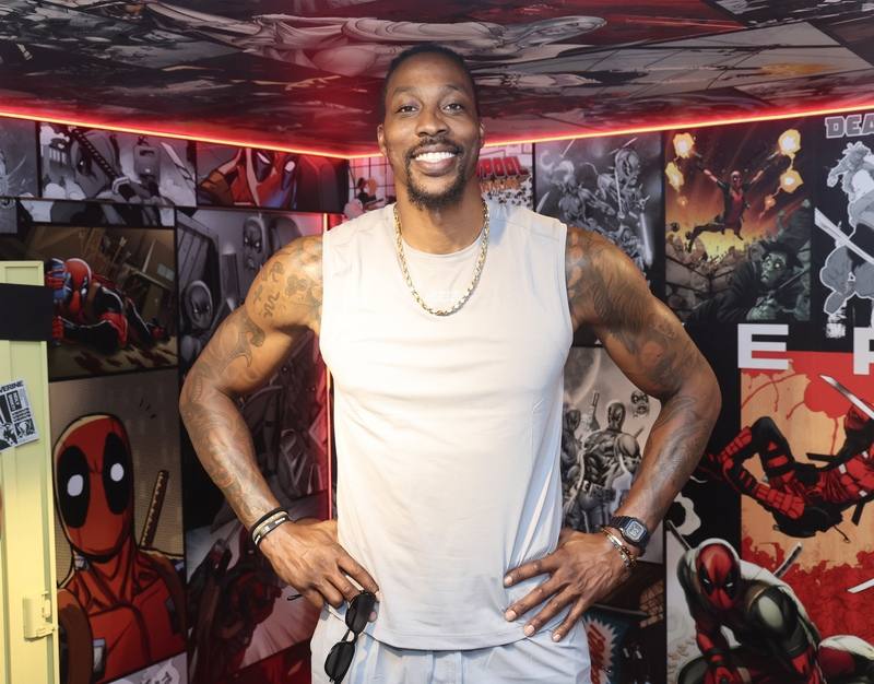 前美國職籃NBA球星「魔獸」霍華德（Dwight Howard）（圖）睽違1年多再度造訪台灣，29日在台北出席品牌活動，他受訪時分享，已拿到台灣就業金卡，未來計畫再度來台。