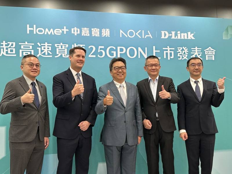 中嘉寬頻29日舉行記者會，推出超高速企業商用寬頻服務。圖為中嘉寬頻副董事長兼執行長賴弦五（中）、Nokia亞太區基礎網路業務資深副總裁哈靈頓（John Harrington）（左2）與D-Link友訊科技台灣分公司總經理鍾振遠（右1）。