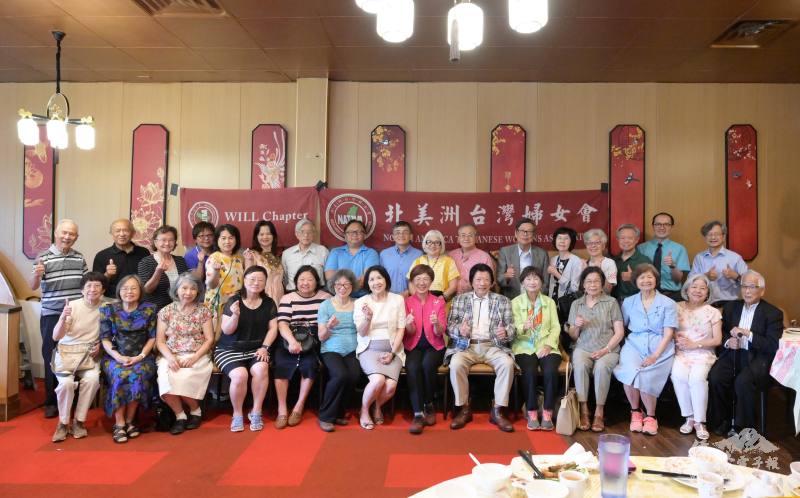 北美婦女會威伊州分會邀請現任全國律師聯合會理事長尤美女（前排右七）演講，與會人員合影留念