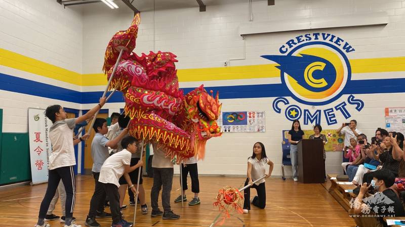 維德中文學校青少年夏令營「祥龍飛舞慶太平」舞龍為活動揭開序幕